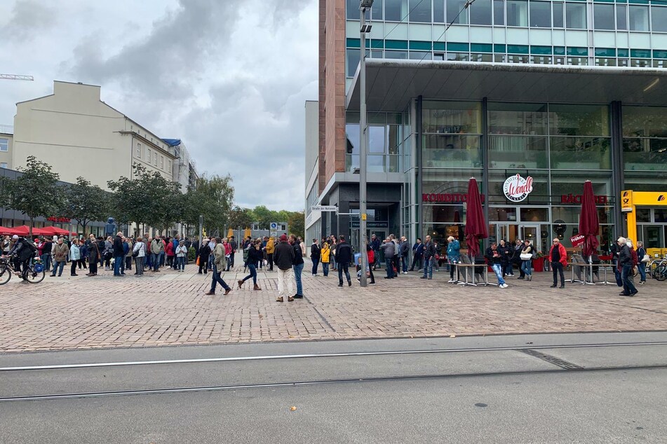 Rund 200 Teilnehmer waren am Dienstag bei der Veranstaltung der "Querdenken"-Bewegung am Johannisplatz dabei.