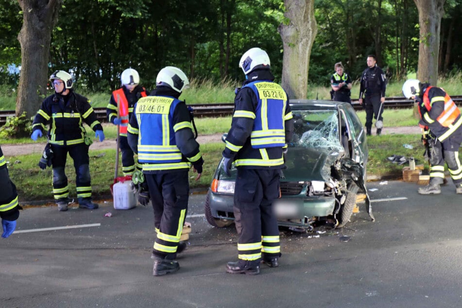 In Rostock ist ein 33-jähriger Mann am Sonntagabend mit seinem VW gegen einen Baum gekracht. Er erlitt schwere Verletzungen.