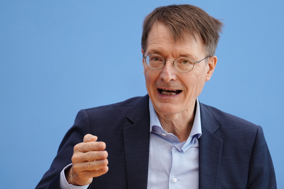 Karl Lauterbach (58, SPD) eckt mit seinem Vorschlag, Karneval in den Sommer zu verlegen, an.