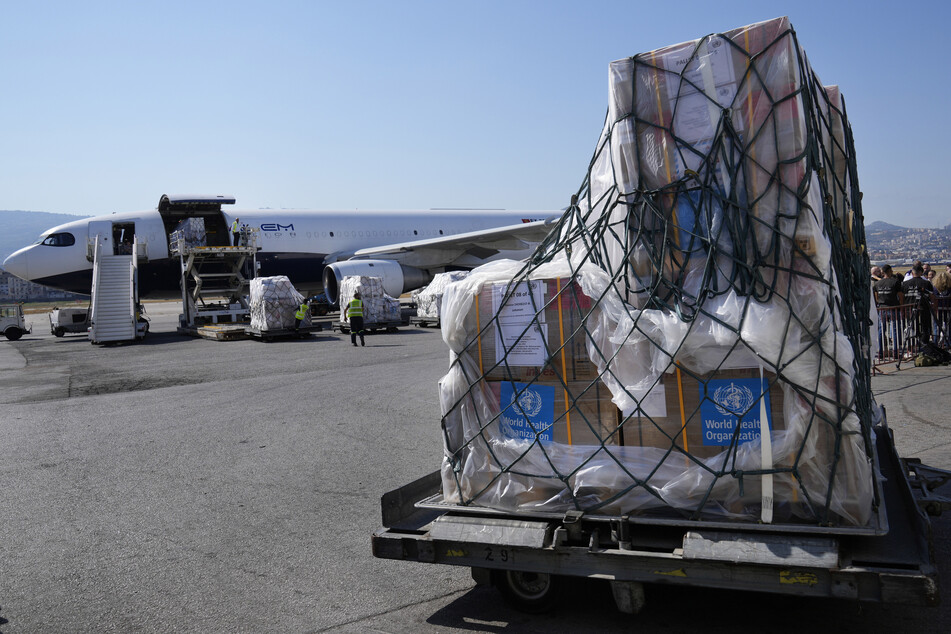 Libanesische Flughafenmitarbeiter entladen auf dem internationalen Flughafen Rafik Hariri Kisten mit medizinischen Hilfsgütern aus einem Flugzeug. (Archivbild)