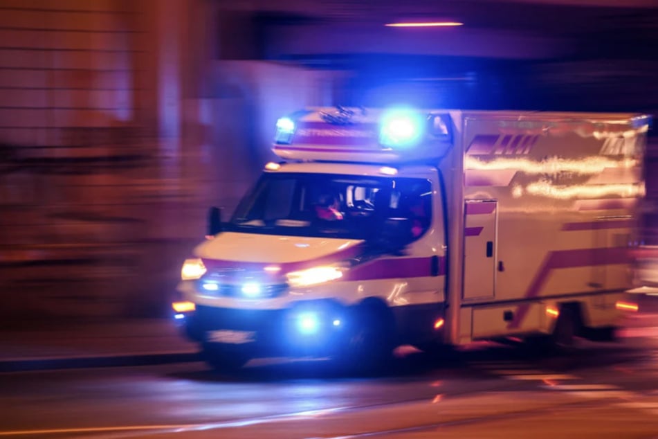 Rettungskräfte eilten nach einem tragischen Unfall zur Salzstraße in Lichtenau (Landkreis Mittelsachsen). Doch für den jungen Mann (20) kam jede Hilfe zu spät. (Symbolbild)