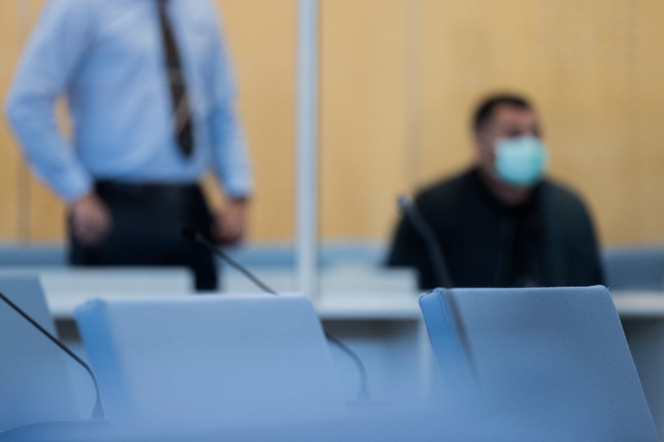 Ein mutmaßlicher IS-Terrorist (30) aus Wuppertal hat vor dem Düsseldorfer Oberlandesgericht ein Teilgeständnis (Auftrag zur Ermordung) abgelegt.