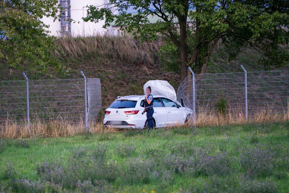 Der Unfallwagen rauschte einige Meter von der Straße entfernt noch in einen Zaun einer dort ansässigen Firma.