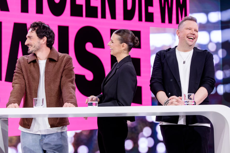 Auch Laura Wontorra (37, M.) wird für Magenta TV moderieren. Wolff Fuss (49, r.) ist einer der Kommentatoren.