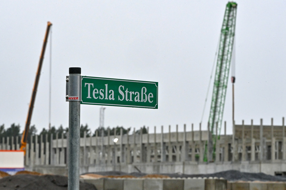 US-Elektroautobauer Tesla latzt Gebührenbescheide zu spät: Linke äußern Bedenken