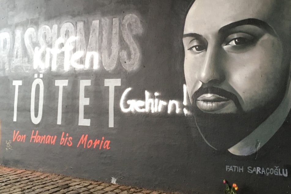 Das Foto zeigt den beschmierten Teil des Graffitis unter der Friedensbrücke in Frankfurt.