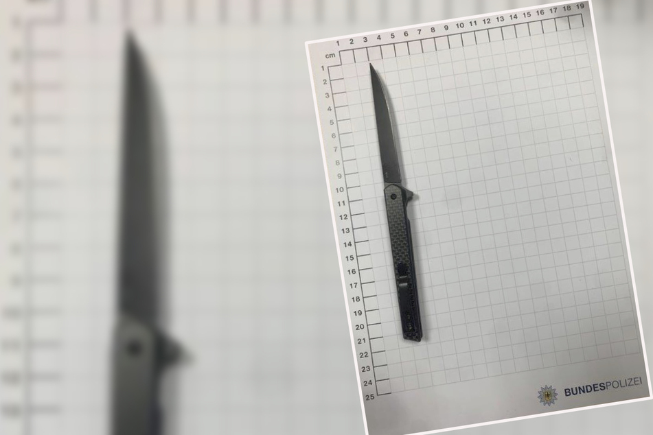 Die Bundespolizei stellte beim 17-Jährigen ein Messer fest, das eine Klingenlänge von mehr als acht Zentimetern hatte.