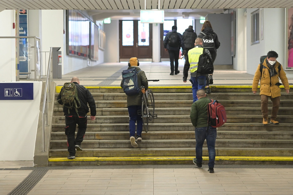 Tragen statt schieben: Die Unterführung des Chemnitzer Hauptbahnhofes ist bisher nichts für Fahrräder, Rollstühle und Co.