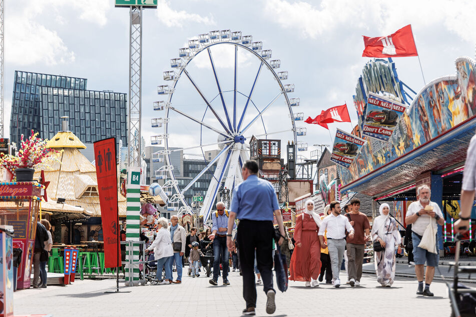 Zum Start hat der Hamburger Sommerdom am Freitag bereits viele Besucher angelockt.