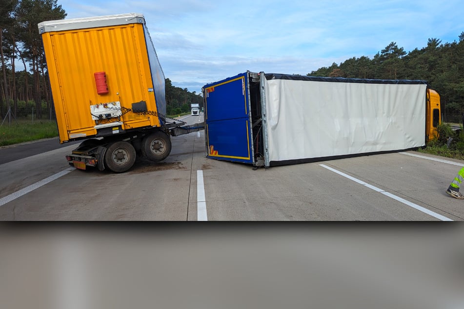 Unfall A9: Lastwagen kippt auf A9 um und blockiert alle Spuren: Stundenlange Vollsperrung!