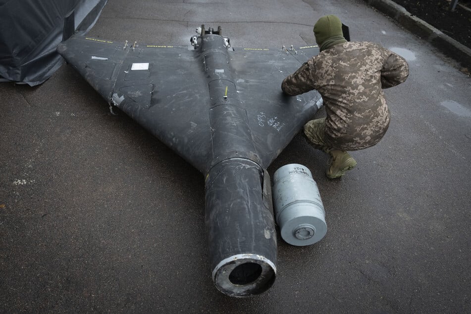 Ein ukrainischer Offizier untersucht eine abgeschossene Shahed-Drohne mit einer von Russland abgefeuerten thermobarischen Ladung in einem Forschungslabor an einem ungenannten Ort in der Ukraine. (Archivbild)