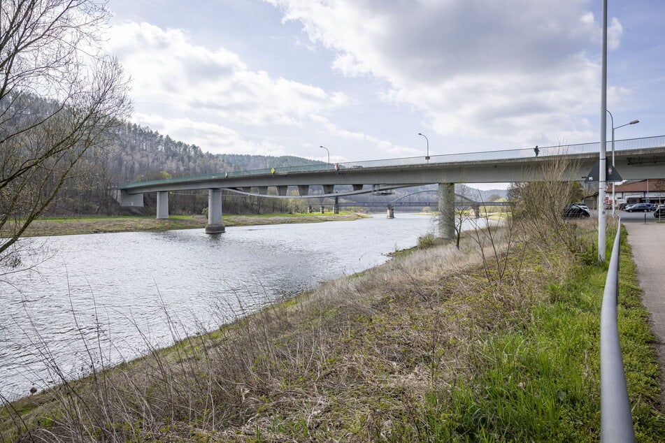 Rechtselbisch gilt auf der Zu- und Abfahrt der Bad Schandauer Elbbrücke ab Mittwoch vorübergehend ein neues Tempolimit.
