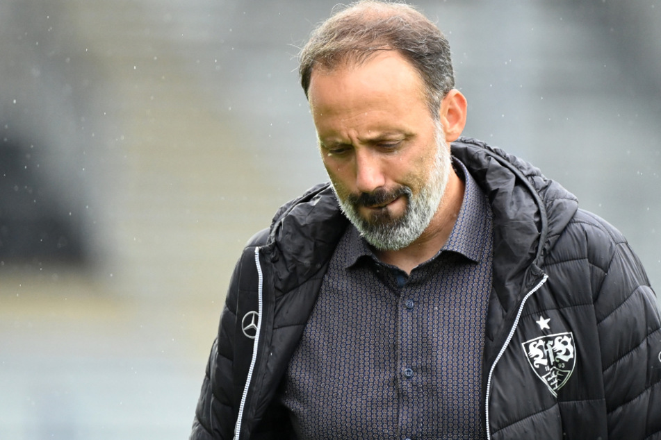 VfB-Coach Pellegrino Matarazzo (42) verlässt mit hängendem Kopf das Wildparkstadion.