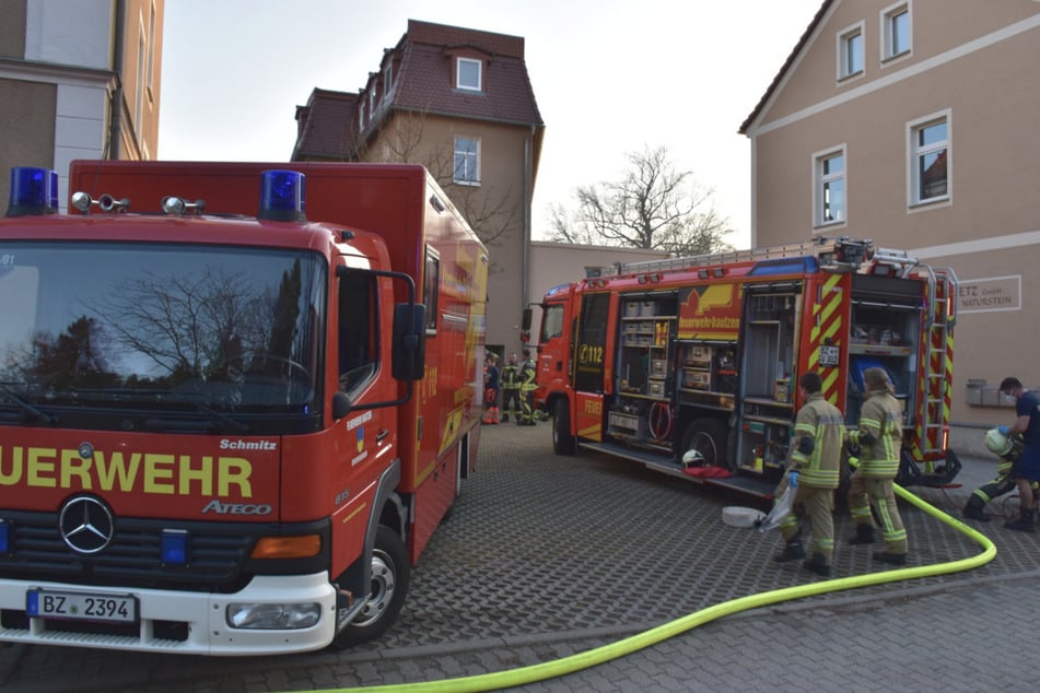 Die Löscharbeiten auf der Taucherstraße in Bautzen dauerten mehrere Stunden.