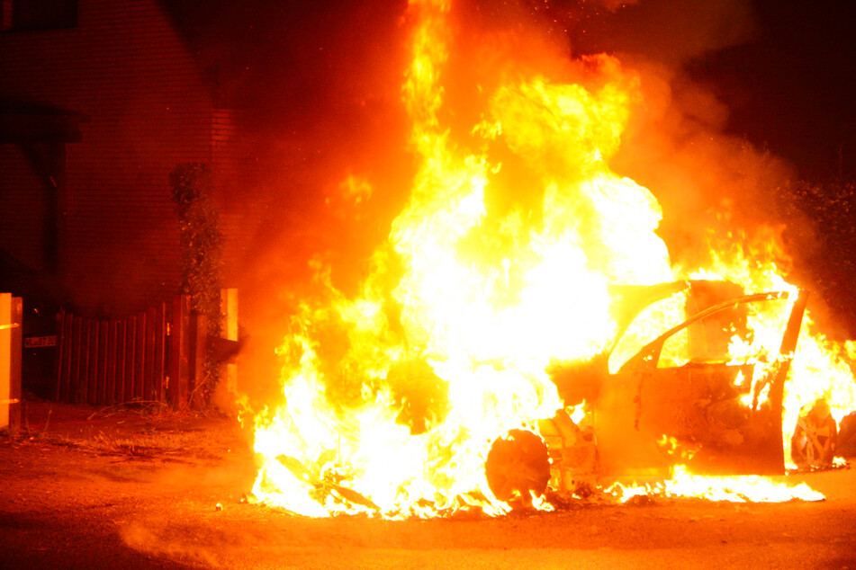 Hamburg: Mercedes brennt komplett aus! War es Brandstiftung?