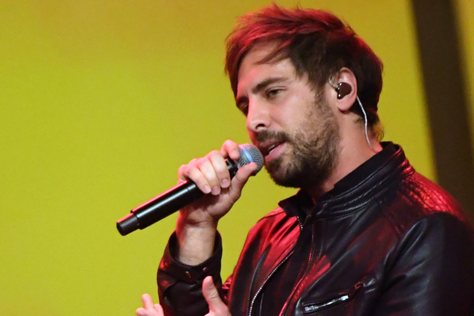Max Giesinger singt auf der Bühne.