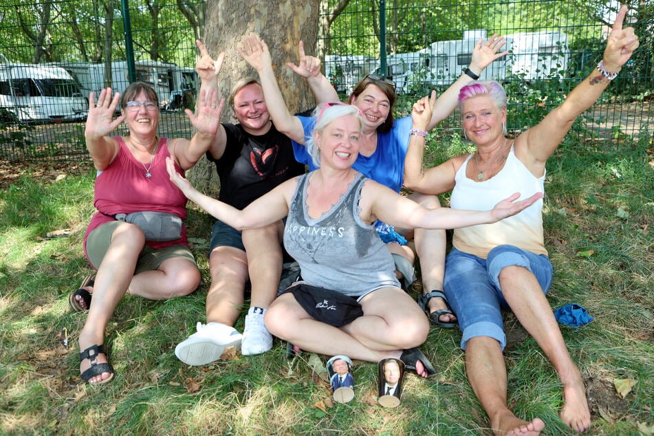 Stefanie Jakobs (55), Kornelia Noack (46), Doreen Wuttig (52), Jana Bergmann (55) und Conni Iffländer (52, v.l.) warten sehnsüchtig auf ihren Helden.