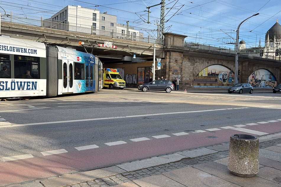 Aufgrund des Unfalls im Kreuzungsbereich konnte die Bahn nicht weiterfahren.