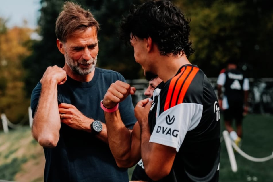 Wer hat den dickeren Arm? "Kloppo" (l.) im Bizeps-Vergleich mit Can Uzun.