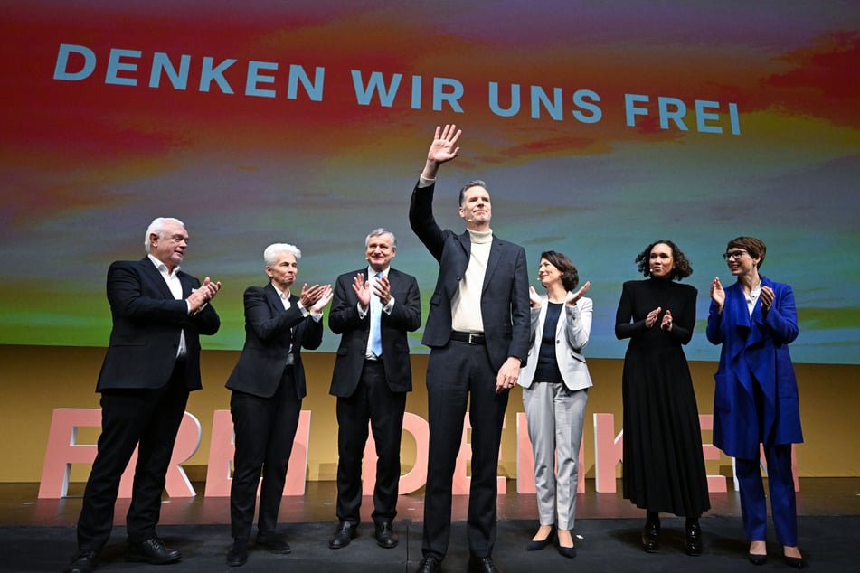 V.l.n.r.: Die FDP-Spitzenpolitiker Wolfgang Kubicki (73), Marie-Agnes Strack-Zimmermann (67), Hans-Ulrich Rülke (64), Christian Dürr (48), Daniela Schmitt (53), Nicole Büttner (41) und Judith Skudelny (50) beim traditionellen Dreikönigstreffen der FDP im Opernhaus von Stuttgart.