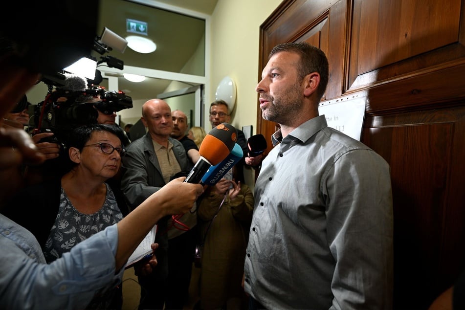 CDU-Kandidat Marcus Hoffmann (41) tritt als Wahlsieger vor die Presse.