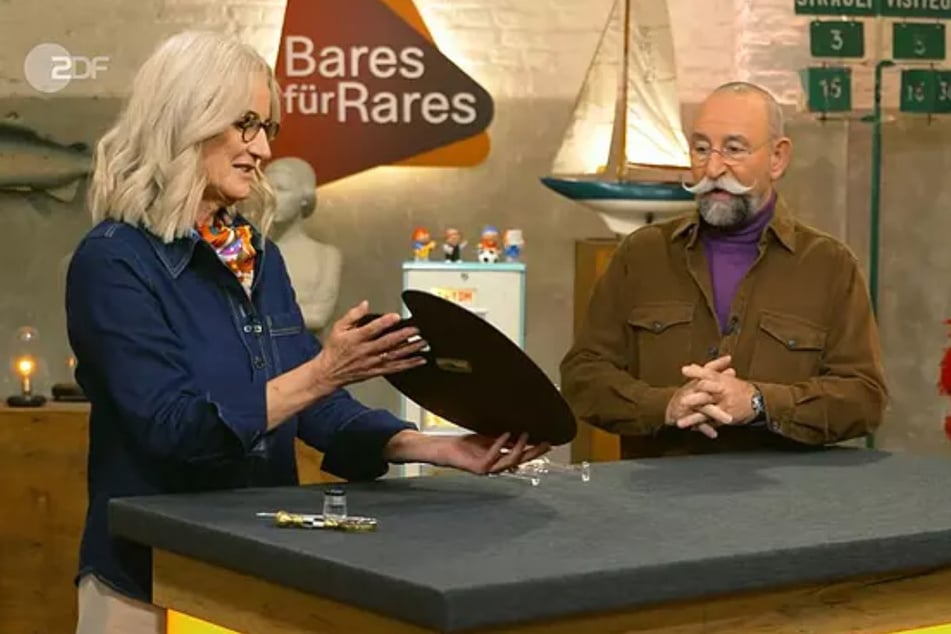 "Bares für Rares"-Expertin Friederike Werner und Moderator Horst Lichter (beide 63) sind von dem Palettengemälde schwer begeistert.