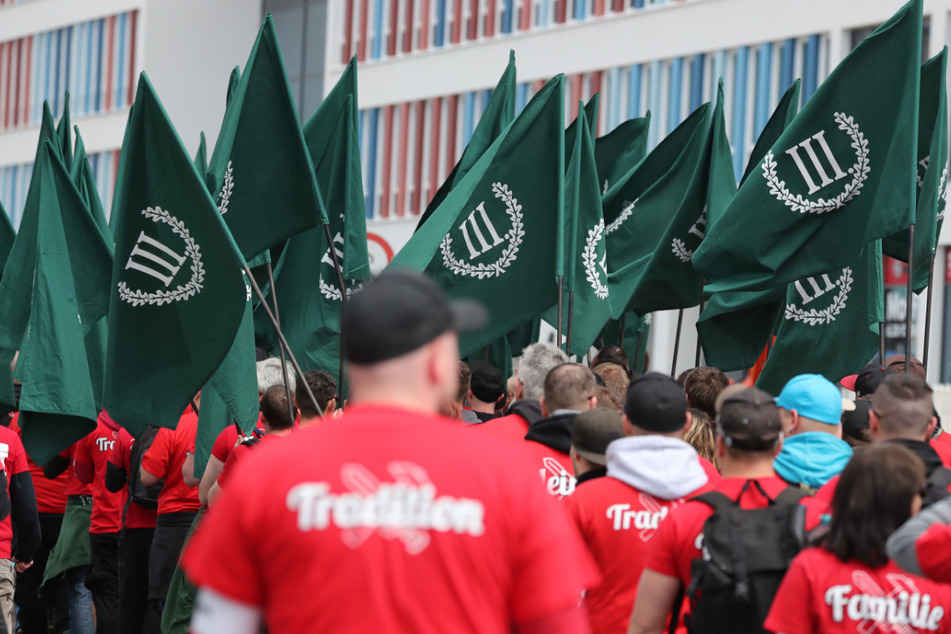 Teilnehmer einer Demonstration die Neonazi-Partei "Der III. Weg" gehen durch die Straßen von Chemnitz.