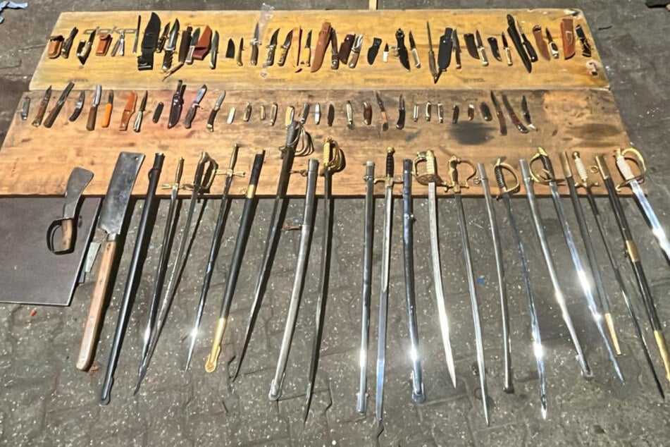 Schwerter, Säbel, Gewehre und Munition: Senior hortet ganzes Waffenarsenal