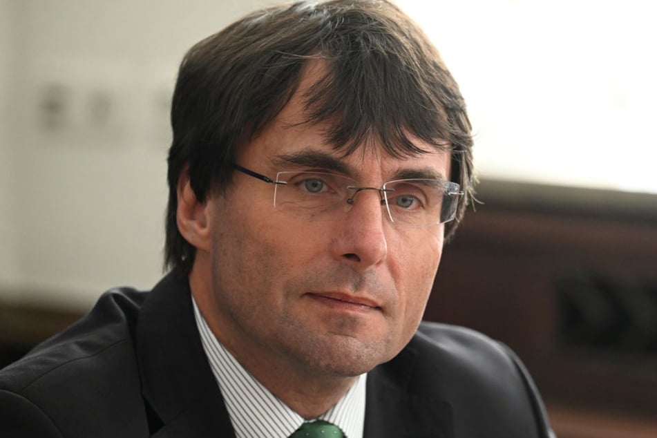 NRW-Finanzminister Marcus Optendrenk (57, CDU) betont, wie langwierig die Nachbesetzung freier Stellen in der NRW-Landesverwaltung ist.