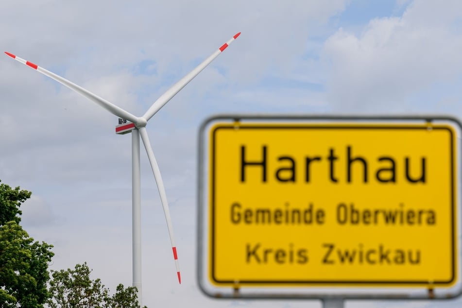 Ein Riese am Ortseingang: Das Windrad bei Harthau in der Gemeinde Oberwiera sorgte nach der Inbetriebnahme für Beschwerden über Lärm.