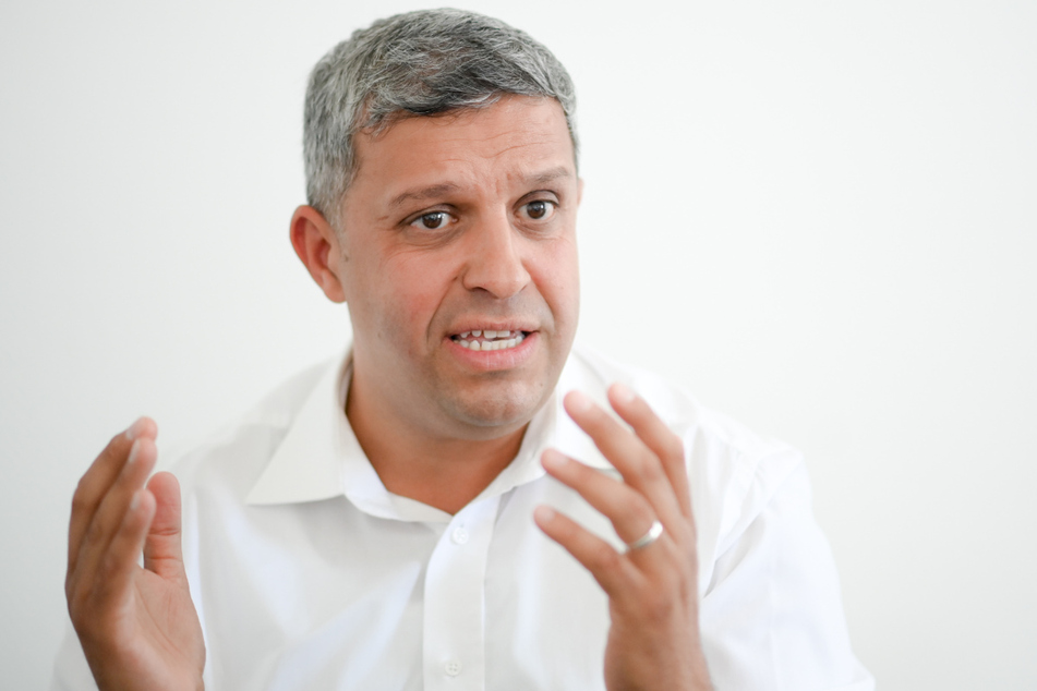 Der Fraktionsvorsitzende der Berliner SPD Raed Saleh (44) hat den Berliner Senat verteidigt.