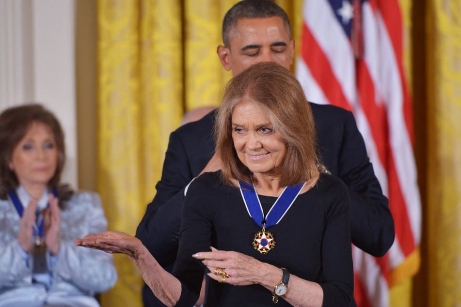 Barack Obama überreicht Gloria Steinem am 20. November 2013 im Rahmen einer Feierstunde im Weißen Haus die Presidential Medal of Freedom.