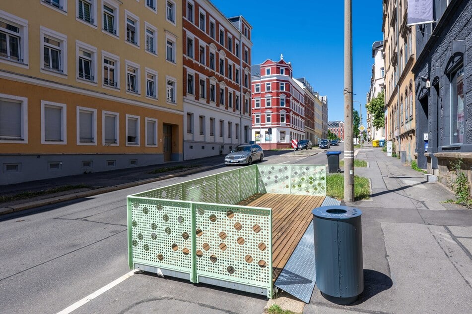 Einer von fünf Parklets auf dem Sonnenberg steht auf der Zietenstraße.