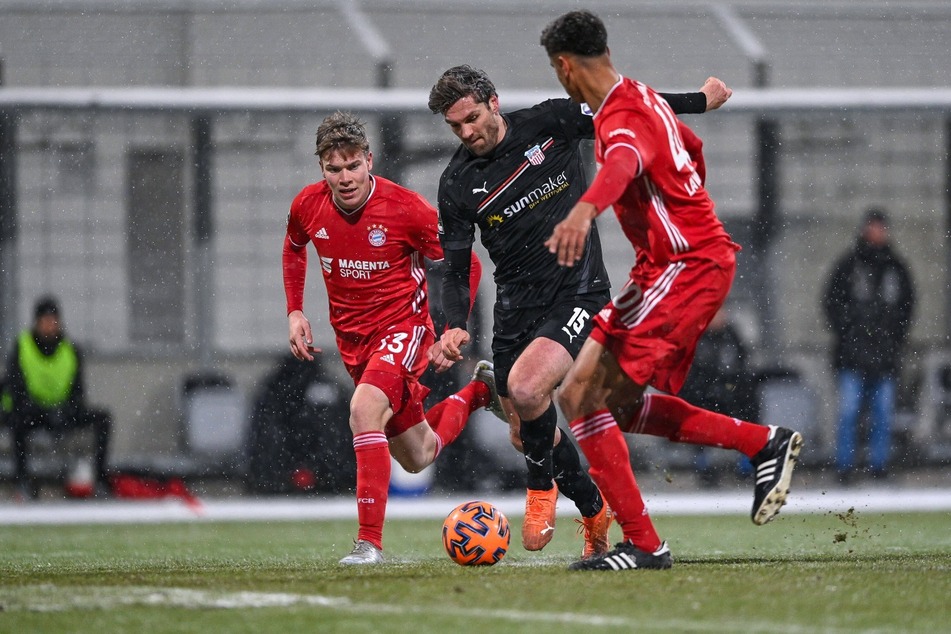 FSV-Stürmer Ronny König (m.) umzingelt von den Bayern-Kickern Kilian Senkbeil (l.) und Jamie Lawrence (r.).