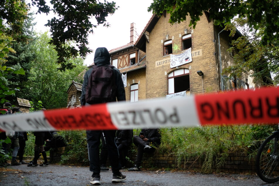Am Freitagnachmittag wurde ein alter Bahnhof in Leipzig besetzt. Die Polizei rückte sowohl mit Beamten aus Leipzig als auch von der Bundespolizei an. (Symbolbild)