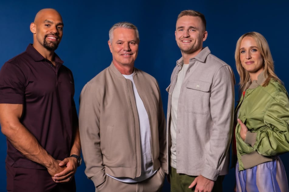 Neben den Neuen Kasim Edebali (34, l.) und Mika Kaul (r.) sind auch Jan Stecker (2.v.l.) und Jan Weinreich Teil des Teams von "NFL Sideline".