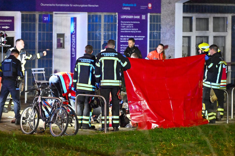 Während der Verletzte behandelt wurde, sorgten die Beamten für einen Sichtschutz.