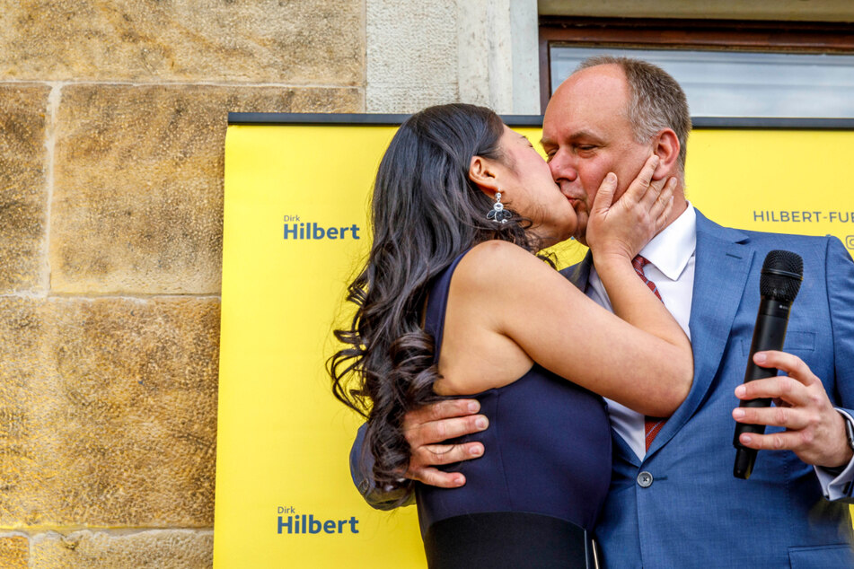 Jawoll, Schatz! Mitten in der Siegerrede wird es auf Schloss Eckberg sehr emotional, als Wahlgewinner Dirk Hilbert (50, FDP) sich das Siegerküsschen von Gattin Su Yeon (41) abholt.