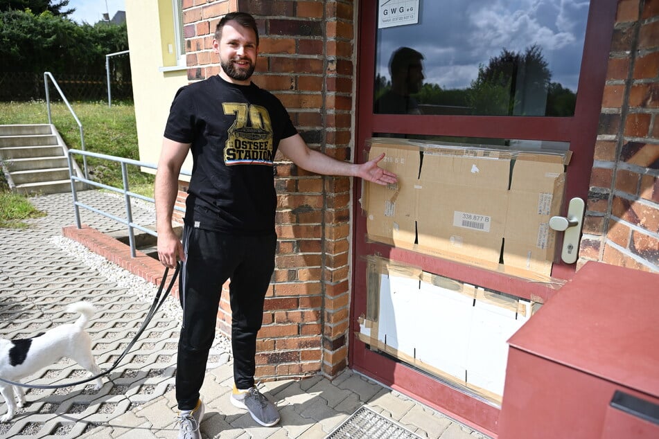 Weil Schwäne Haustüren angriffen, sind die mit Pappe geschützt. Alexander Andrä (27) wurde von Schwänen sogar auf der Straße blockiert.