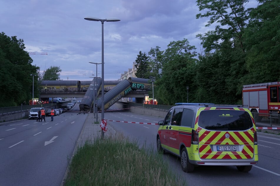 Wann die Waggons geborgen werden können, ist noch völlig unklar.