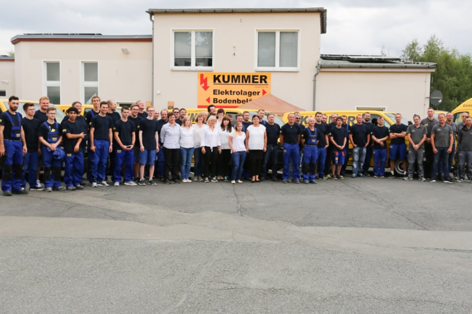 Feiern dieses Jahr 30-jähriges Betriebsjubiläum: die insgesamt 58-köpfige Belegschaft der Elektrofirma Kummer aus Reichenbach.