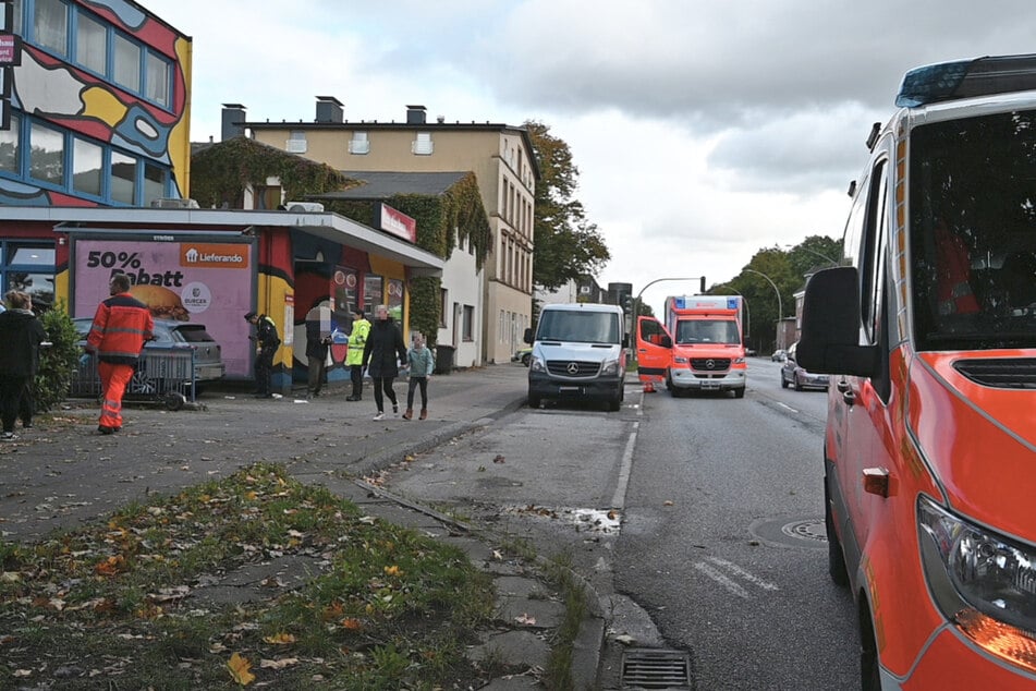 Ein E-Scooter-Fahrer wurde von einem Auto erfasst und lebensgefährlich verletzt.