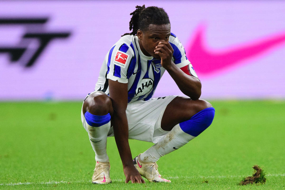 Dedryck Boyata (30) hockt im November nach dem 1:1 gegen den VfL Wolfsburg auf dem Rasen des Berliner Olympiastadions. Der Hertha-Abwehrchef wurde trotz seiner langen Verletzungspause für die belgische Nationalmannschaft angefordert.