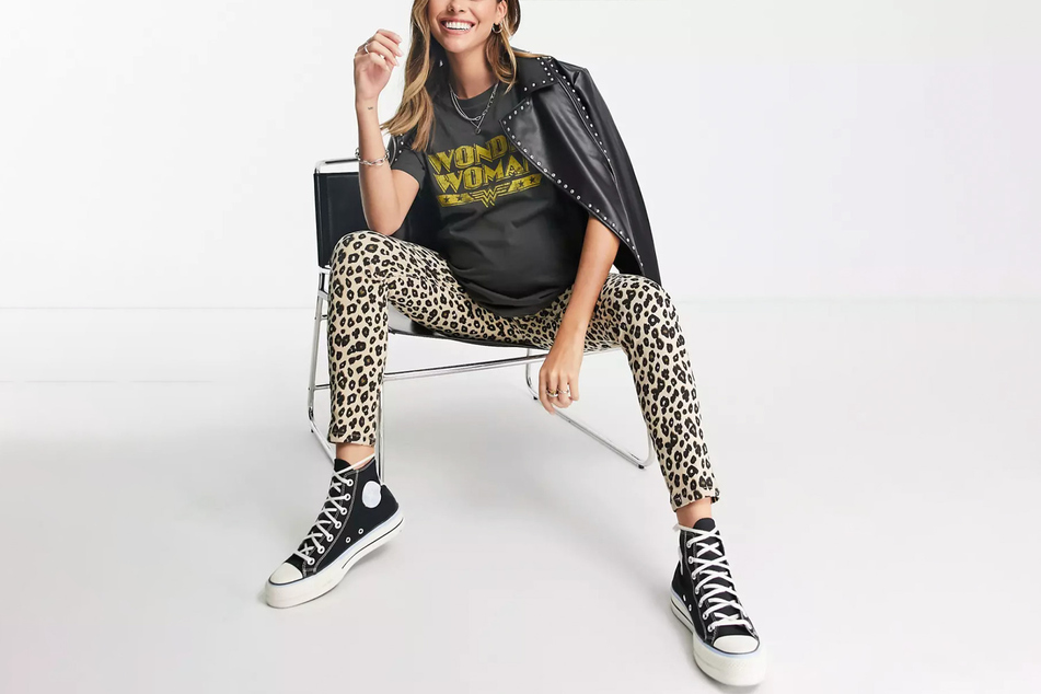 Mit einer Leopardenjeans von ASOS wird das Schwangerschaftsoutfit zum trendy Alltagshit.