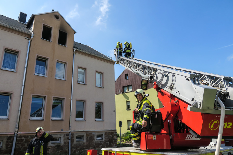 In Lugau ging eine Wohnung in Flammen auf.