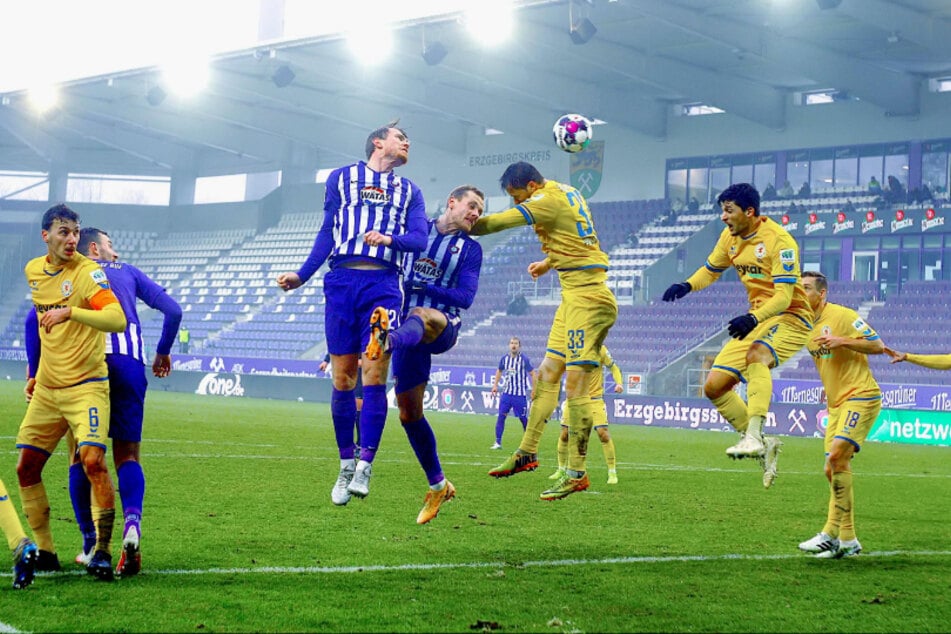 Steve Breitkreuz (4.v.l.) verlängerte den Ball vorm Treffer von Florian Krüger zum 1:1.