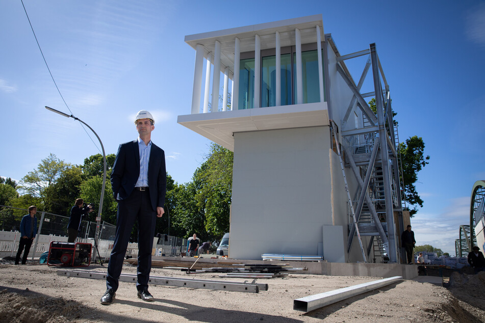 Torben Vogelgesang, Niederlassungsleiter, steht vor einem 1:1-Fassadenprototyp für den Elbtower.