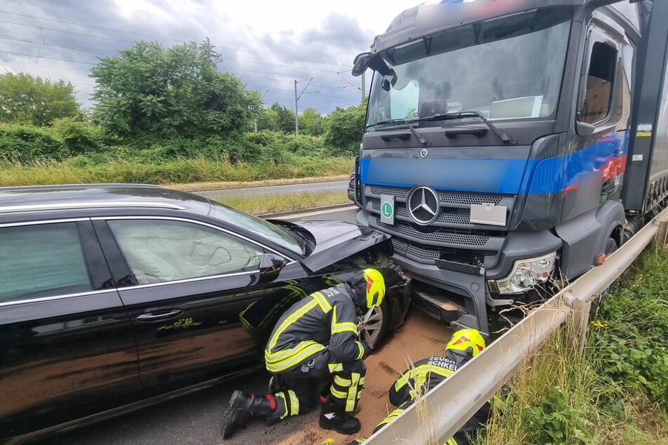 Montagmittag geriet ein Lkw bei Schkeuditz in den Gegenverkehr und stieß mit einem Auto zusammen.