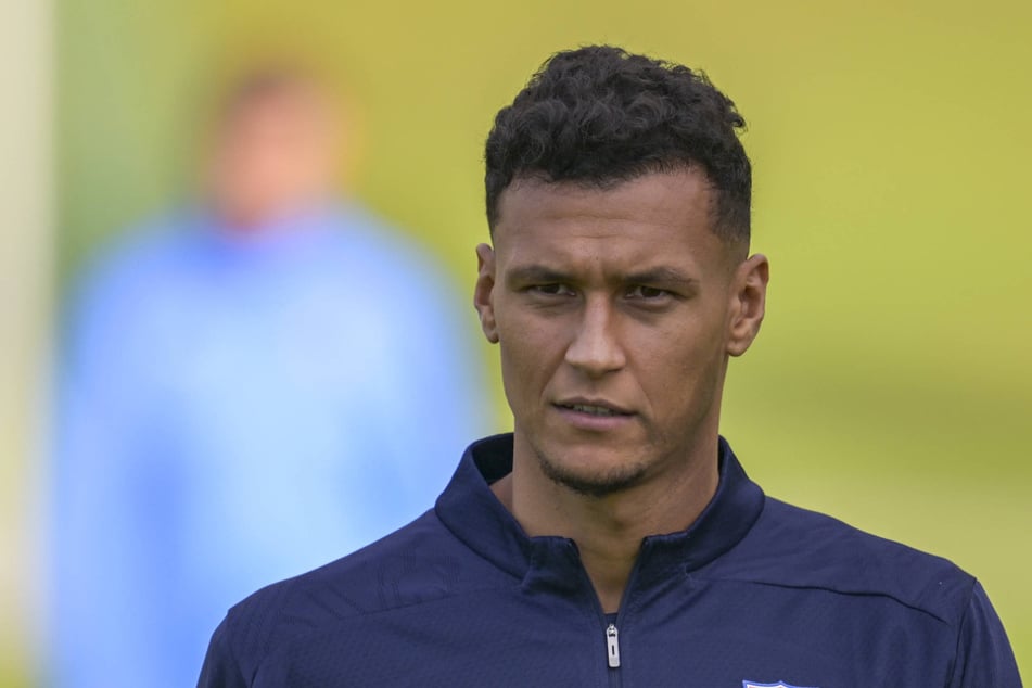 Der ehemalige HSV-Stürmer Davie Selke (30) erfuhr während eines Frühstückes durch einen Zufall, dass sein Trainer bei Basaksehir Istanbul gefeuert worden ist.