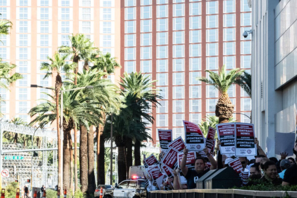 Seit Monaten sind regelmäßig protestierende Hotelmitarbeiter in Las Vegas zu sehen, wie hier Mitte Oktober. (Archivbild)
